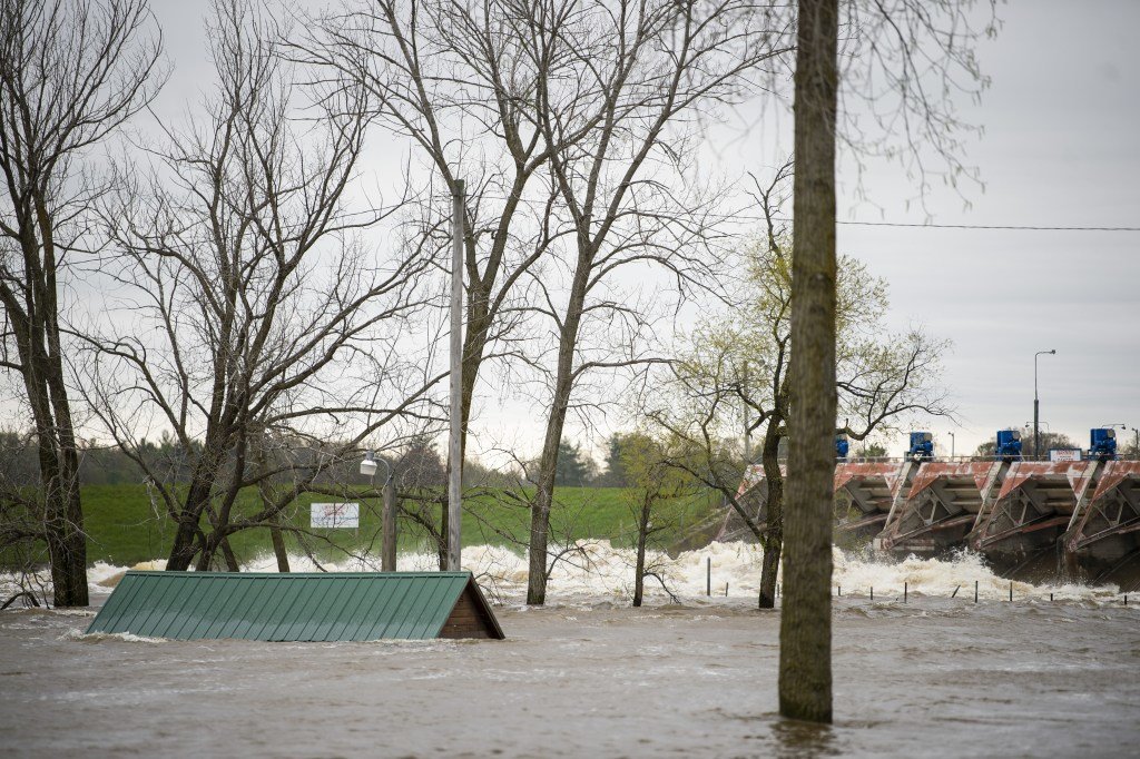 10,000 evacuated as two river dams break in central Michigan, U.S.