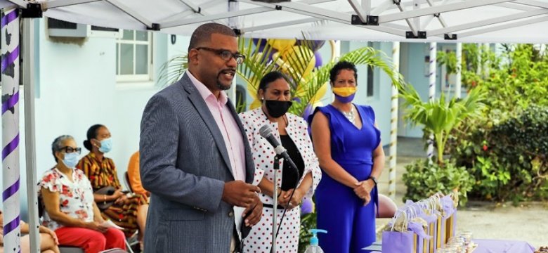 International Foundation Donates Laptops to Bermuda Public Schools