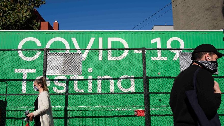 La gente pasa frente a un letrero para un sitio de prueba de COVID en el vecindario de Williamsburg de Brooklyn, Nueva York, EE. UU.