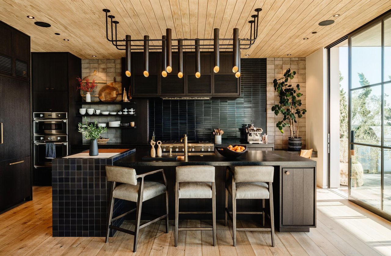 An Architect’s Dream Kitchen Channels SoCal’s Laid-Back Vibes With a Fusion of Homey Materials