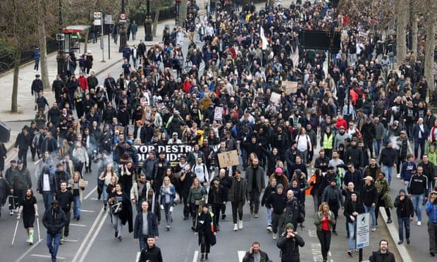 Arrests as thousands march against Covid lockdown in London