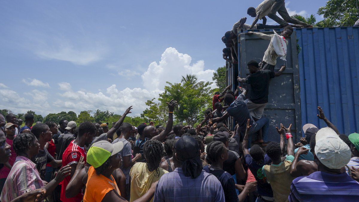 Haitians loot food and supplies after earthquake