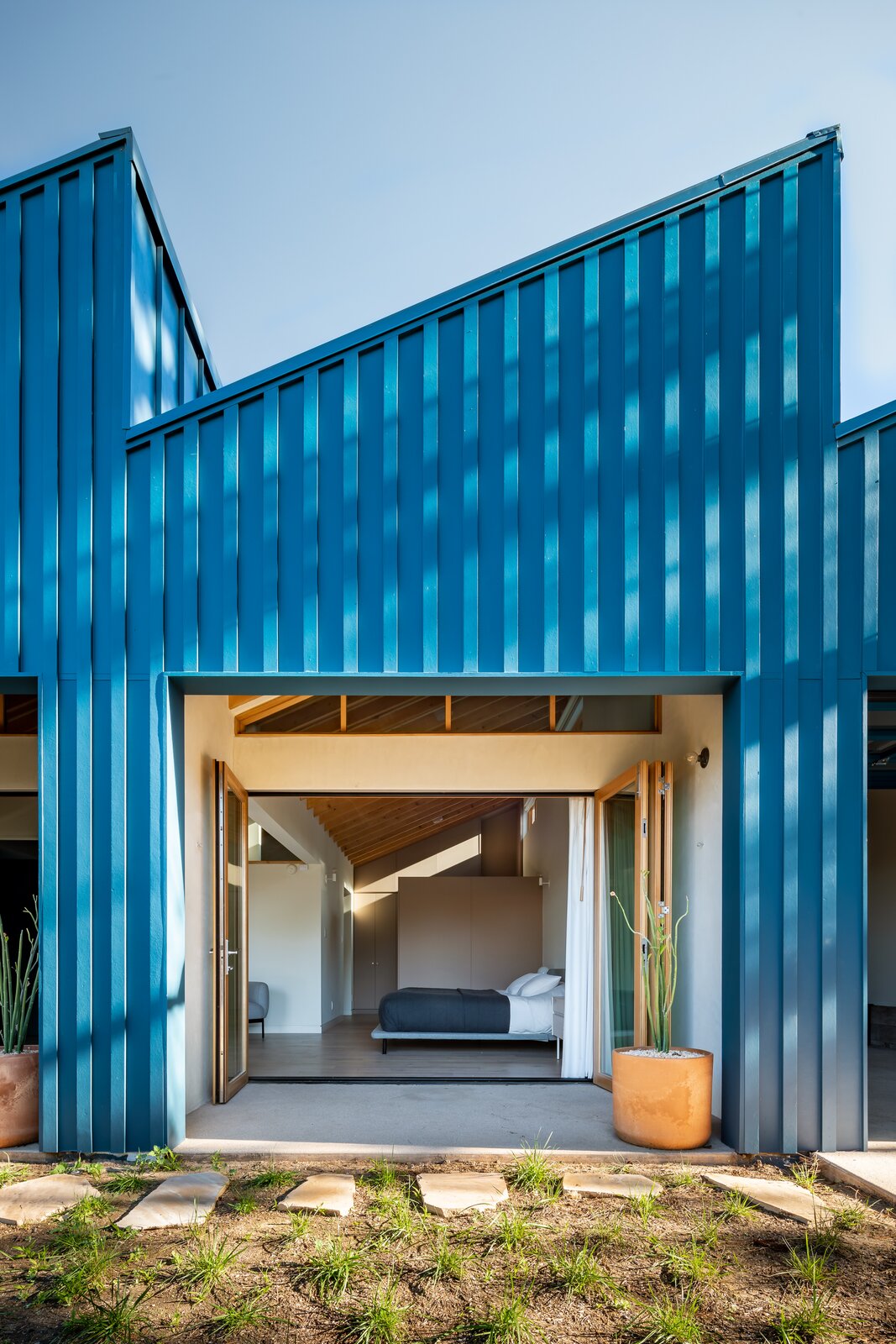 An Electric Blue Addition Punches Up a 1930s Bungalow in L.A.
