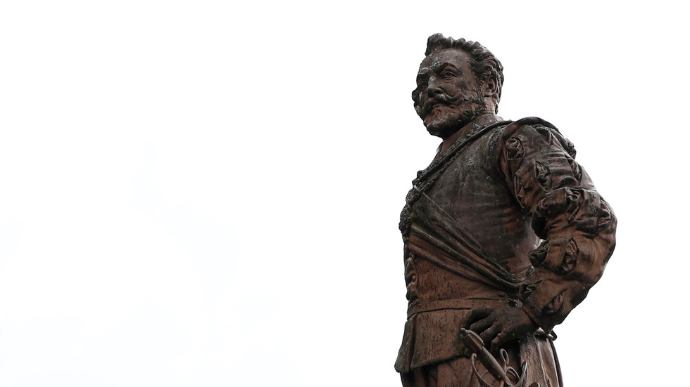 Anti-woke Brits furious as council leaders approve plaque condemning ‘national hero’ Sir Francis Drake as a slaver