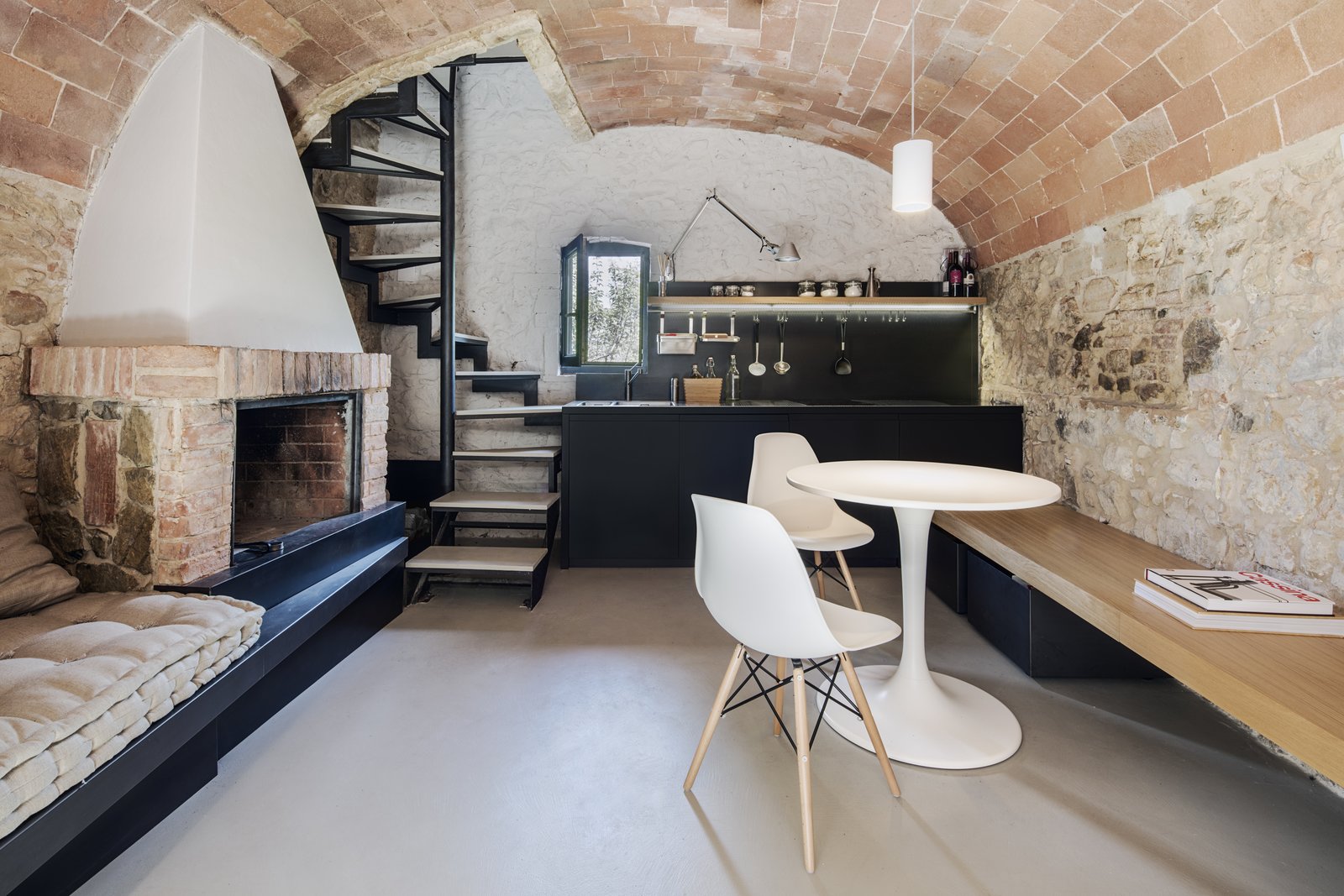 An Old Stone Building in Tuscany Becomes a Modern Hideaway
