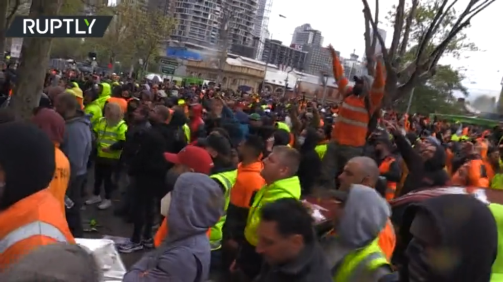 ‘F**k the jab!’: CHAOS in Australia as construction workers violently protest vaccine mandate outside union HQ (VIDEO)