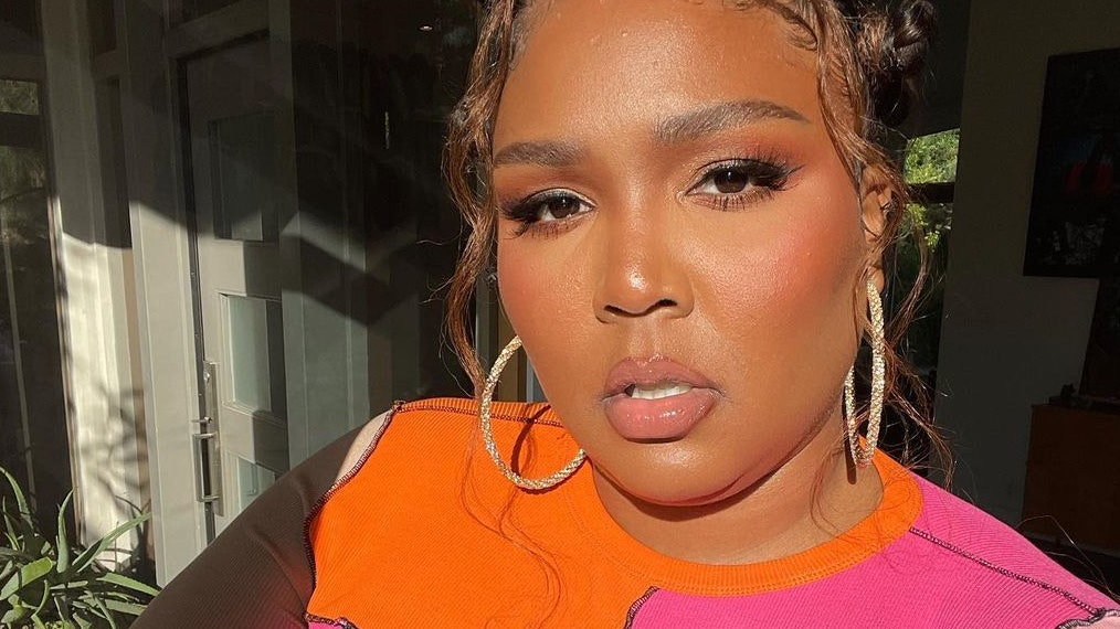 Lizzo Confirms the Logo Barrette Is This Year’s Must-Have Hair Accessory