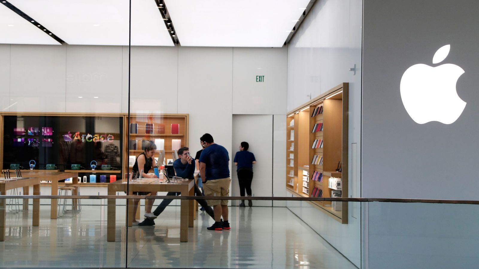 Apple pushes return to office plans back to February