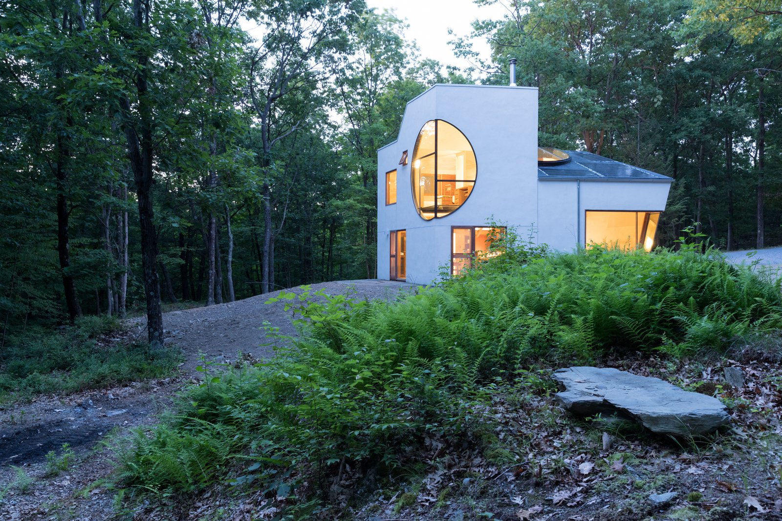 The Compact, Solar-Powered Ex of In House Sits Lightly Upon the Land