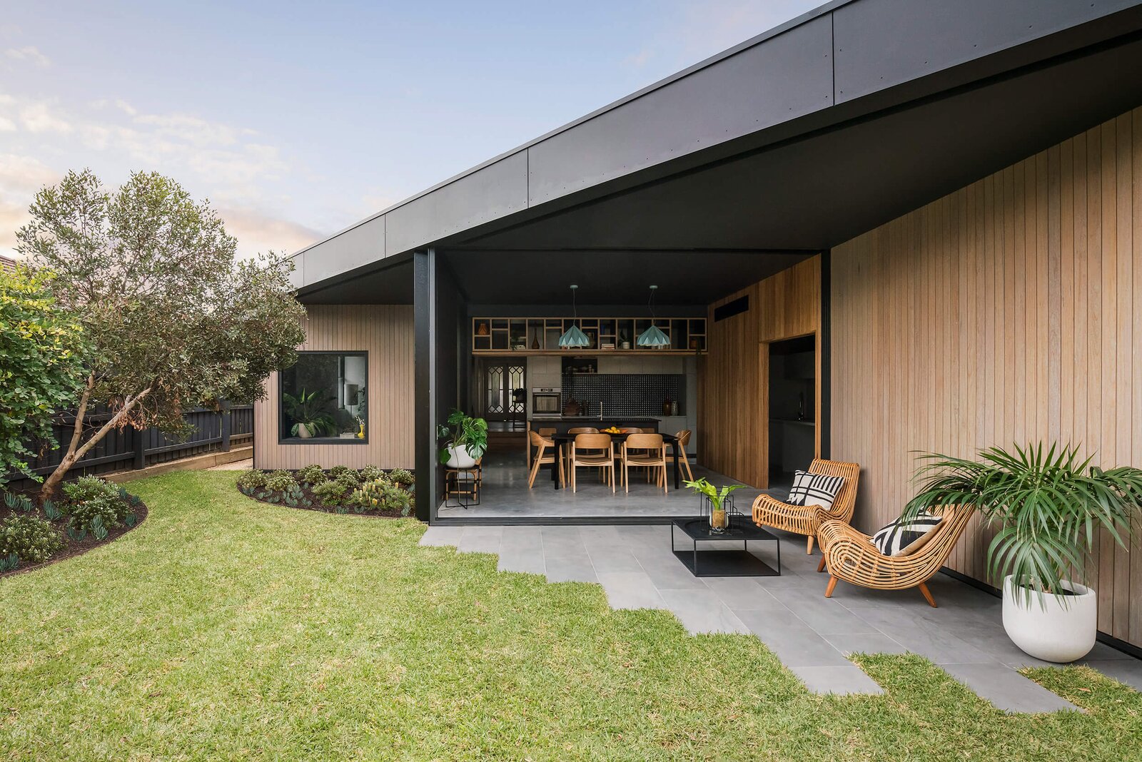 An Angled Expansion Gives a Bungalow in Melbourne an Open-Air Slant