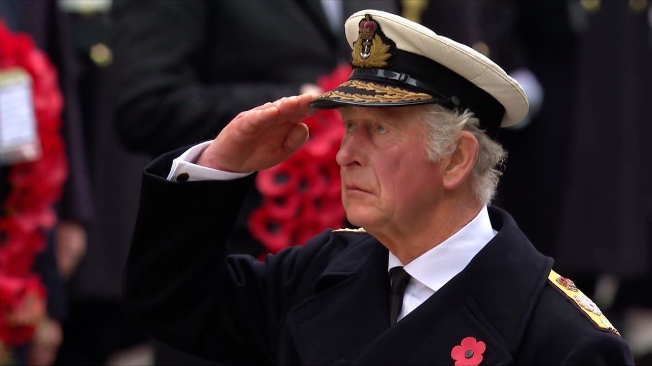 Royals lay wreaths as nation remembers war dead