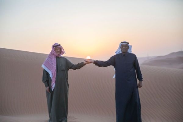 Dressed in traditional Saudi clothing, UK minister visits Shaybah oil field