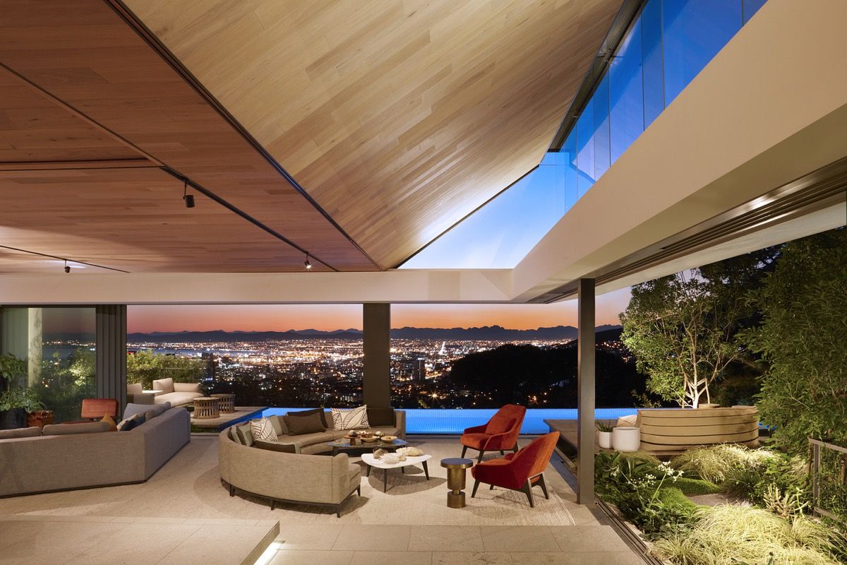 A South African Home Blessed With Beautiful Views of Sky, Mountain and City [Video]