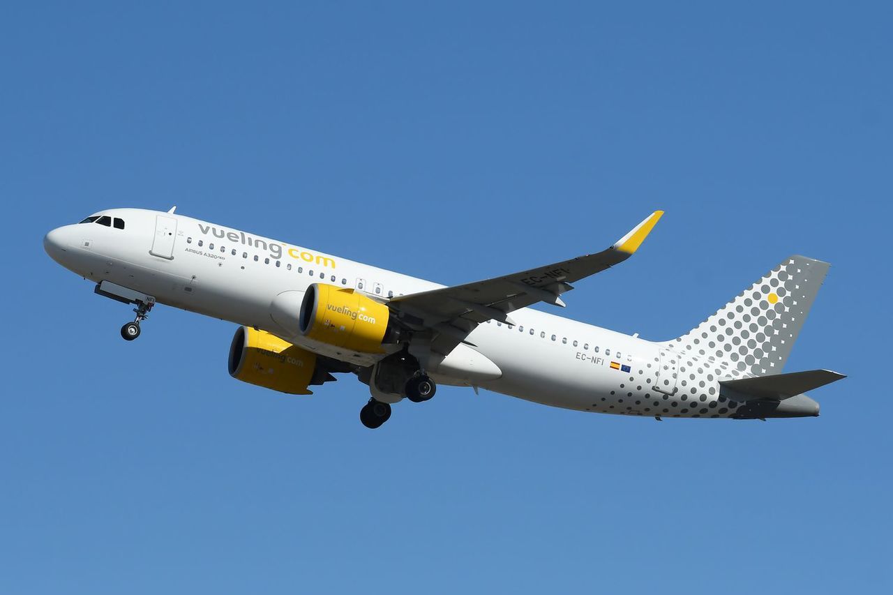 Passengers Claim Pilot Leaves Plane After Loud Bang On Vueling A320
