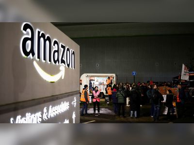 Amazon workers walk out over pay in first UK strike